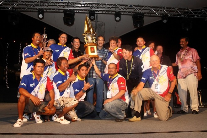 Jun Acecilla from Selma Star with his crew  - BIYC © Simon Farmer